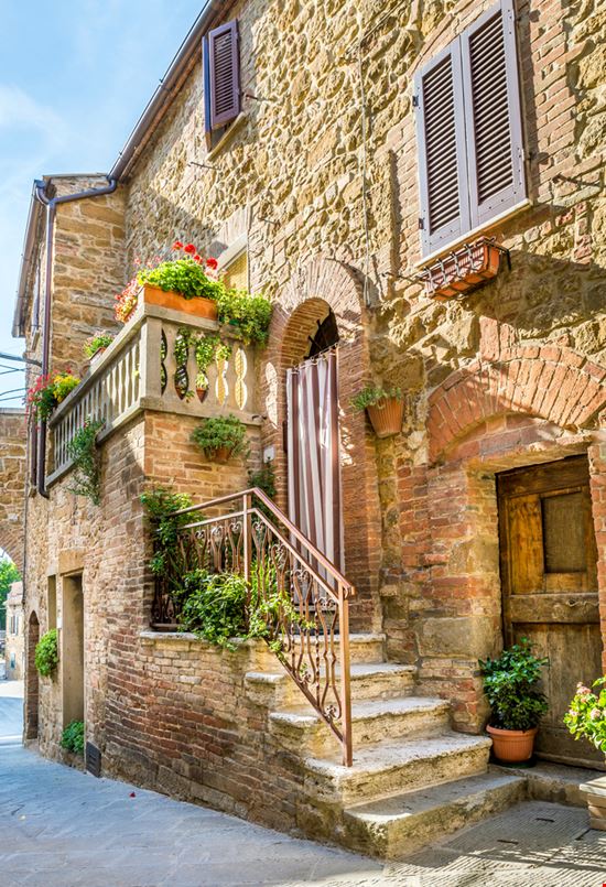 Montisi Montisi Maciej Czekajewski - Shutterstock.com 
