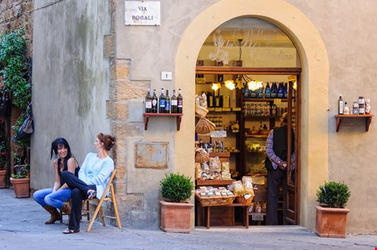 Botteghe di Pienza Shopping nel borgo lkonya / Shutterstock.com 