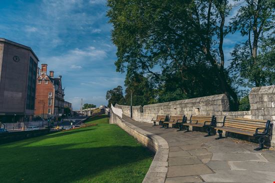Ancient walls York Sandor Szmutko / Shutterstock.com 