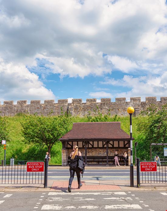 Ancient walls York Jack Cousin / Shutterstock.com 