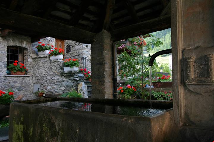 In Valle d'Aosta c'è il borgo di montagna da non perdere in autunno: a 1200 metri, sembra uscito da una fiaba