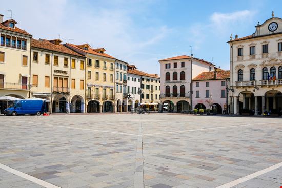 piazza maggiore piazza maggiore uatp2 - Istockphoto.com 
