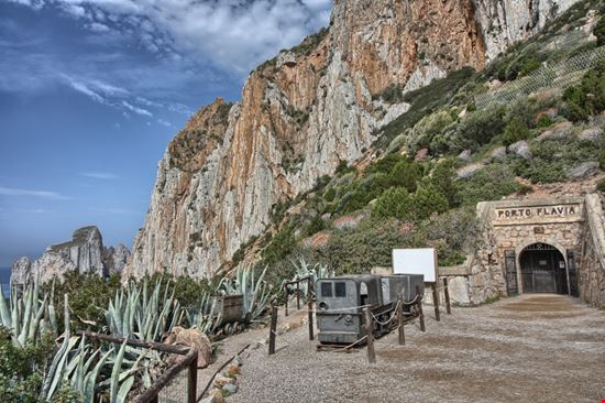 Porto Flavia L'antica miniera sul mare della Sardegna Torruzzlo - Shutterstock.com 