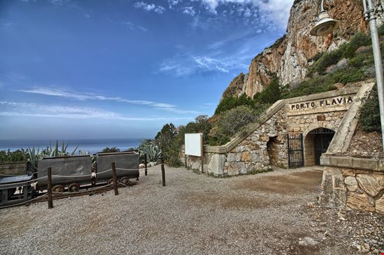 Porto Flavia L'antica miniera sul mare della Sardegna Shutterstock.com - uso editoriale 
