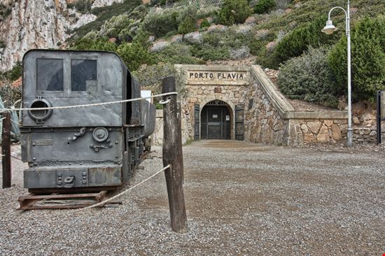 Porto Flavia L'antica miniera sul mare della Sardegna Shutterstock.com - uso editoriale 