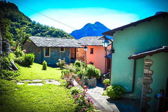 Isola Santa e il Lago Il villaggio sul lago in Garfagnana davy_and_the_world - Shutterstock.com 