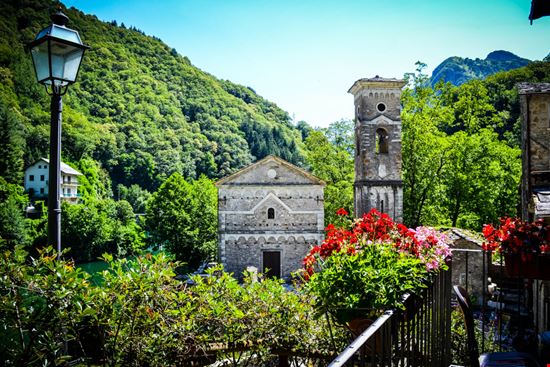 Isola Santa e il Lago Il villaggio sul lago in Garfagnana davy_and_the_world - Shutterstock.com 