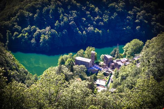 Isola Santa e il Lago Il villaggio sul lago in Garfagnana davy_and_the_world - Shutterstock.com 