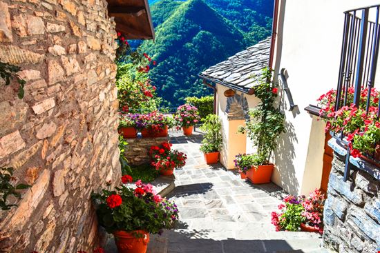 Isola Santa e il Lago Il villaggio sul lago in Garfagnana davy_and_the_world - Shutterstock.com 