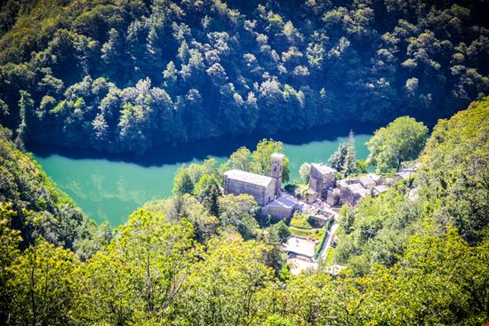 Isola Santa e il Lago Il villaggio sul lago in Garfagnana davy_and_the_world - Shutterstock.com 