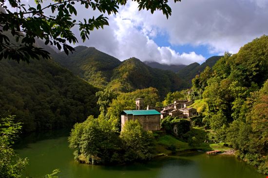 Isola Santa e il Lago Il villaggio sul lago in Garfagnana Bernd Zillich - Shutterstock.com 
