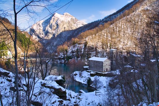 Isola Santa e il Lago Il villaggio sul lago in Garfagnana Paolo Borella - Shutterstock.com 