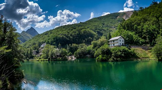 Isola Santa e il Lago Il villaggio sul lago in Garfagnana robertonencini - Shutterstock.com 