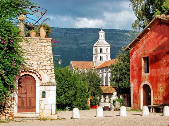 Abbazia di Farfa L'abbazia-gioiello della Sabina lincegialla - Shutterstock.com 