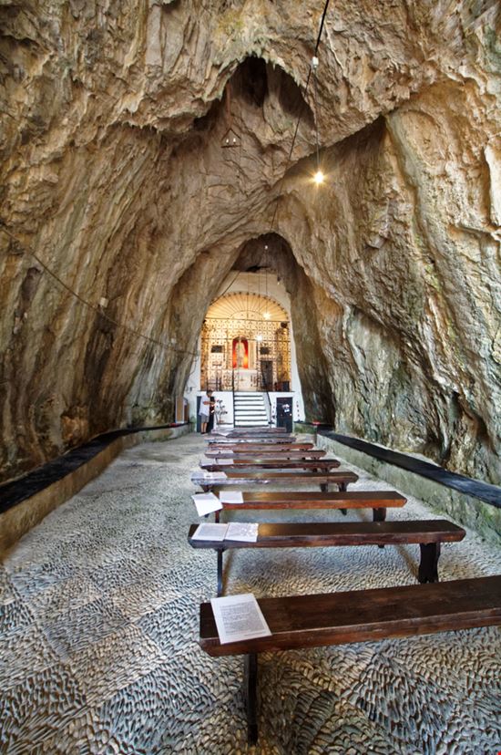 Grotte di Toirano Grotte di Toirano Casya85 - Shutterstock.com 