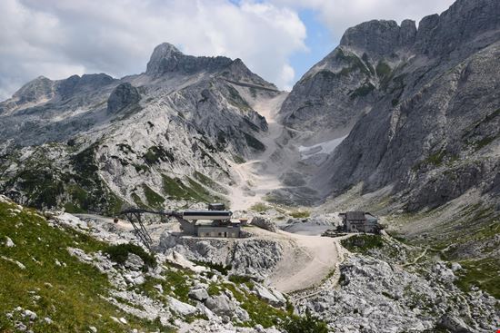 Rifugio Celso Gilberti  Il rifugio tra i monti del Friuli Venezia Giulia stock.adobe.com 