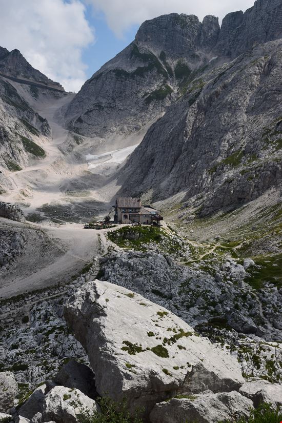 Rifugio Celso Gilberti  Il rifugio tra i monti del Friuli Venezia Giulia stock.adobe.com 