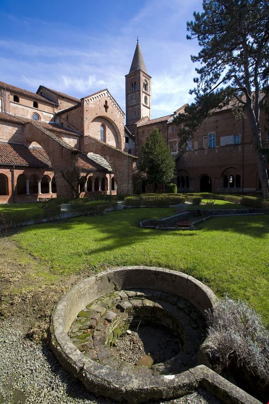 Revello Abbazia di Staffarda stock.adobe.com 