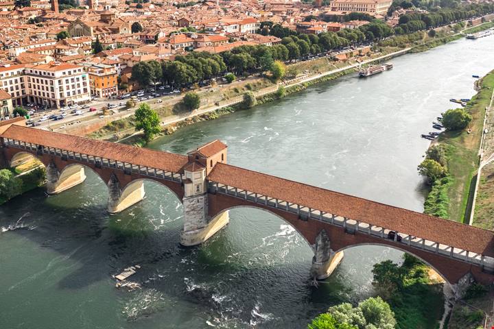 Meravigliosamente panoramico e straordinariamente utile: il Ponte Coperto della città è tra i ponti storici più belli d'Italia