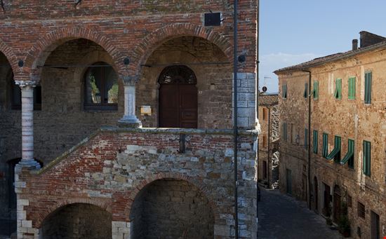 Suvereto Suvereto Zyankarlo - Shutterstock.com 