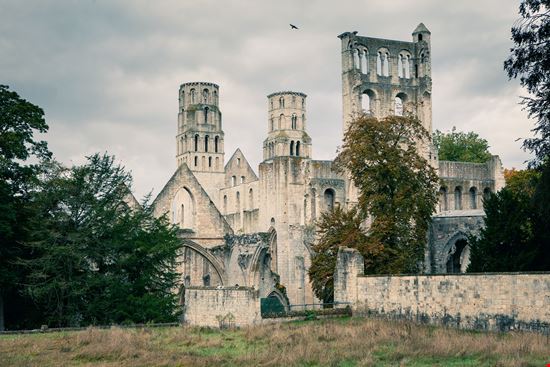 Abbazia di Jumieges L'abbazia in rovina della Francia stock.adobe.com 