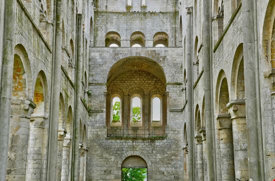 Abbazia di Jumieges L'abbazia in rovina della Francia stock.adobe.com 