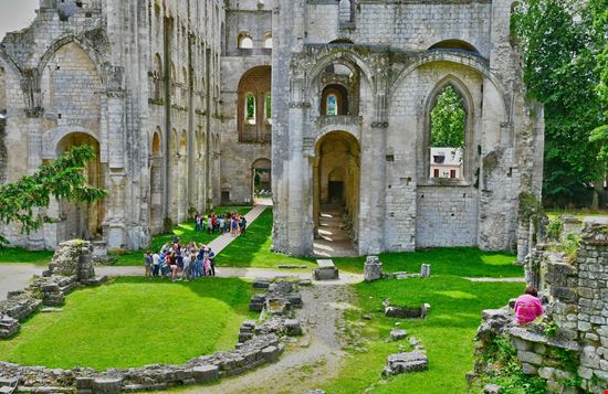 Abbazia di Jumieges L'abbazia in rovina della Francia stock.adobe.com 