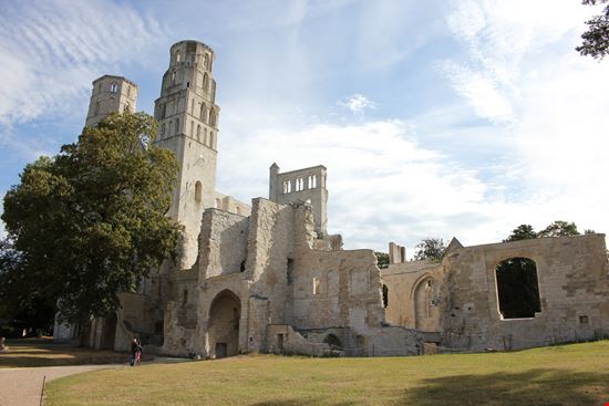 Abbazia di Jumieges L'abbazia in rovina della Francia stock.adobe.com 