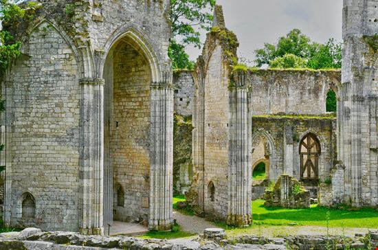 Abbazia di Jumieges L'abbazia in rovina della Francia stock.adobe.com 