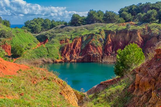 Laghetto di Bauxite Laghetto di Bauxite Staraldo - Shutterstock.com 