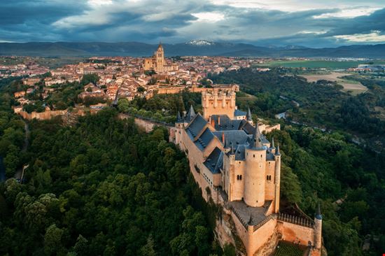 Segovia Alcázar Shutterstock.com 