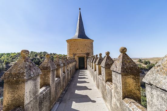 Segovia Alcázar Shutterstock.com 