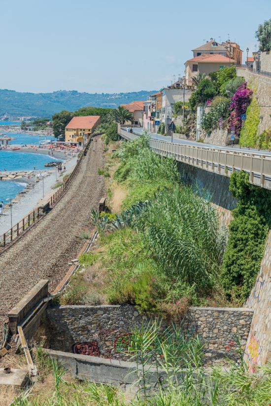 Cervo Borgo a picco sul mare Shutterstock.com 