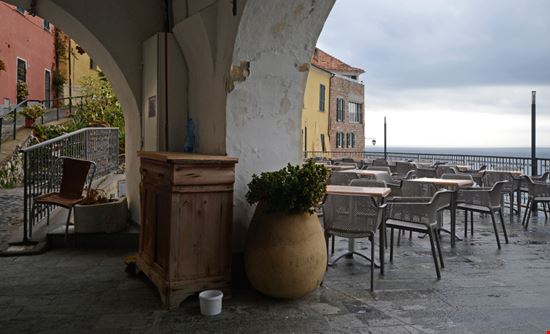 Cervo Borgo a picco sul mare Shutterstock.com 