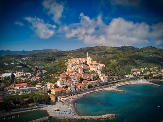 Cervo Borgo a picco sul mare Shutterstock.com 