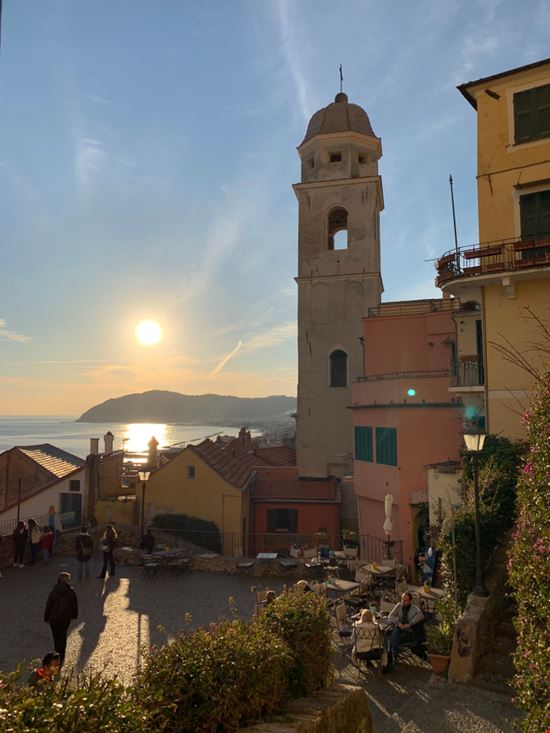 Cervo Borgo a picco sul mare Shutterstock.com 