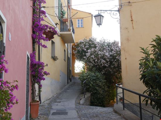 Cervo Borgo a picco sul mare Shutterstock.com 