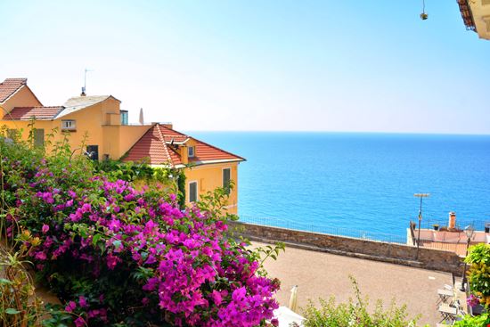 Cervo Borgo a picco sul mare Shutterstock.com 