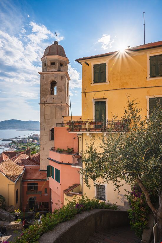 Cervo Borgo a picco sul mare Shutterstock.com 