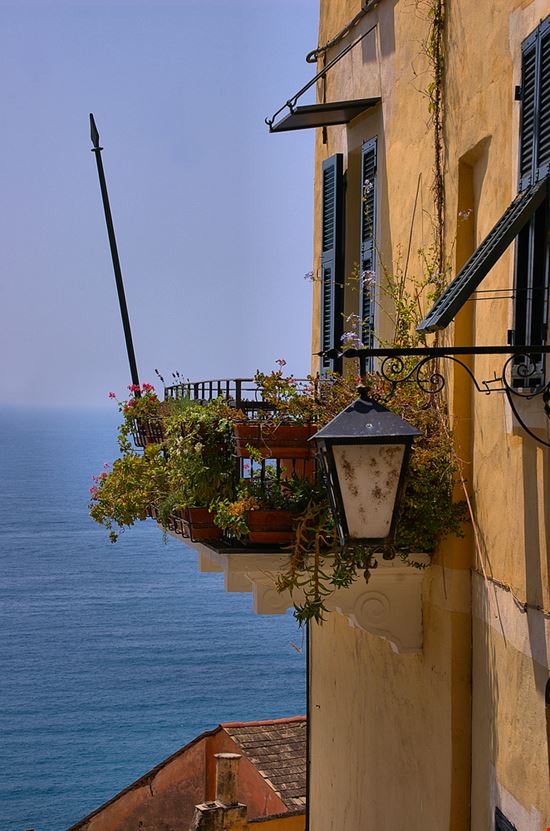 Cervo Borgo a picco sul mare Shutterstock.com 