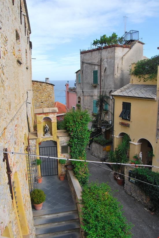 Cervo Borgo a picco sul mare Shutterstock.com 