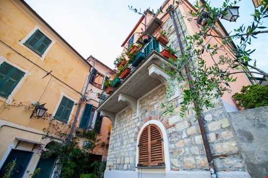 Cervo Borgo a picco sul mare Matteo Provendola / Shutterstock.com 