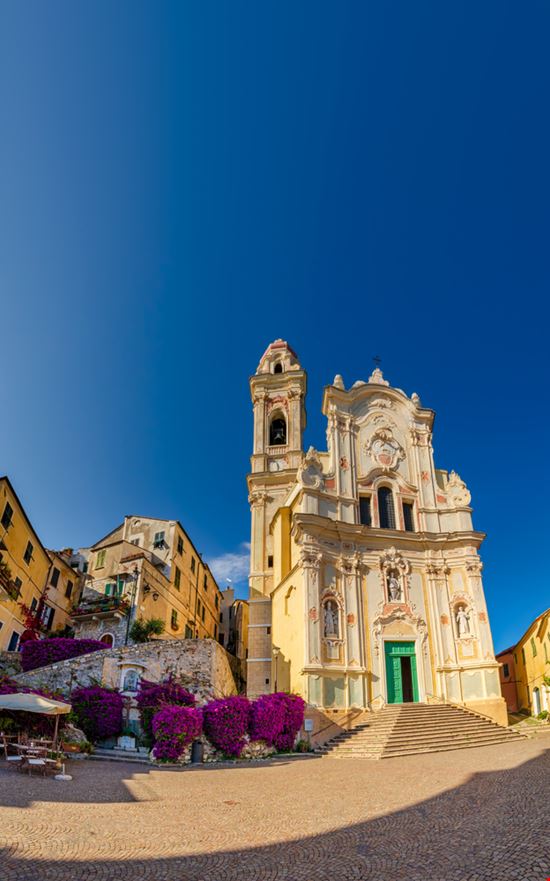 Cervo Borgo a picco sul mare Niccolo Bertoldi / Shutterstock.com 