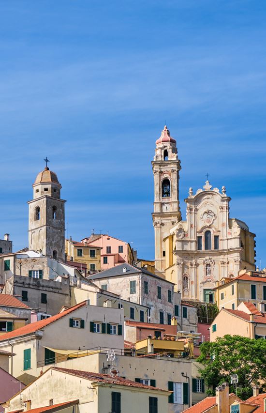 Cervo Borgo a picco sul mare Shutterstock.com 
