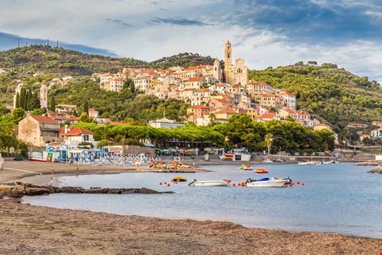 Cervo Borgo a picco sul mare Shutterstock.com 