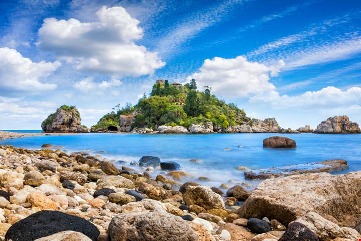 Dalla spiaggia-cratere alla scalinata bianca sul mare: sono queste le 10 spiagge da non perdere quest'estate in Sicilia