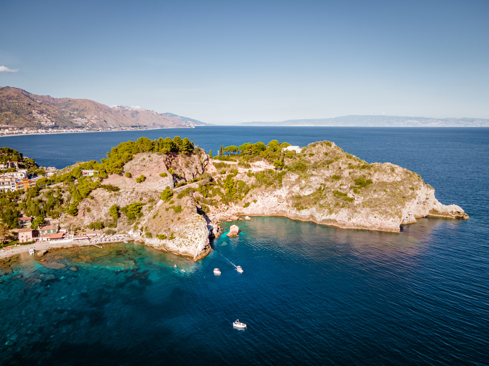 È la perla del Mediterraneo, ed è in Sicilia: la piccola 'isola' della lady inglese è un posto che toglie il fiato