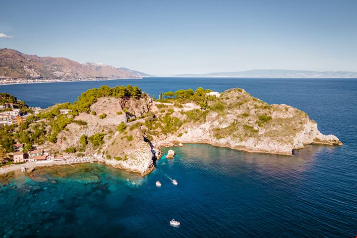 È la perla del Mediterraneo, ed è in Sicilia: la piccola 'isola' della lady inglese è un posto che toglie il fiato