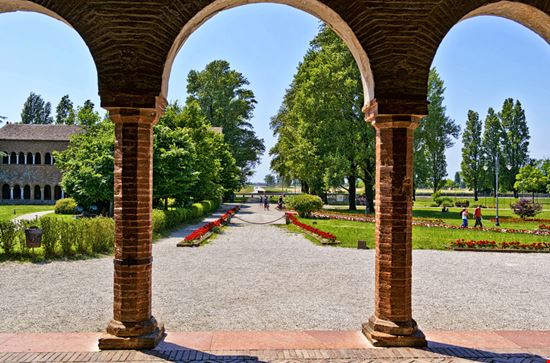 Abbazia di Pomposa Abbazia di Pomposa LIeLO / Shutterstock.com 