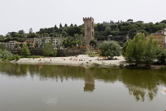 Spiaggia sull'Arno Spiaggia sull'Arno casadaphoto / Shutterstock.com 